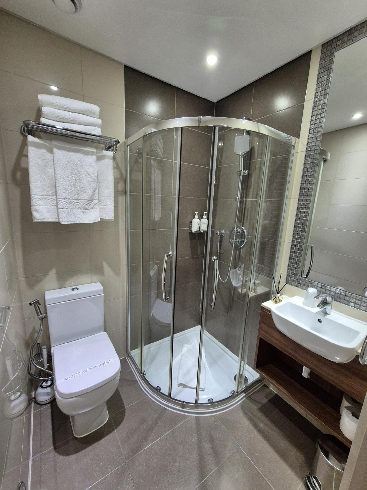 London Court Hotel Bagian luar foto