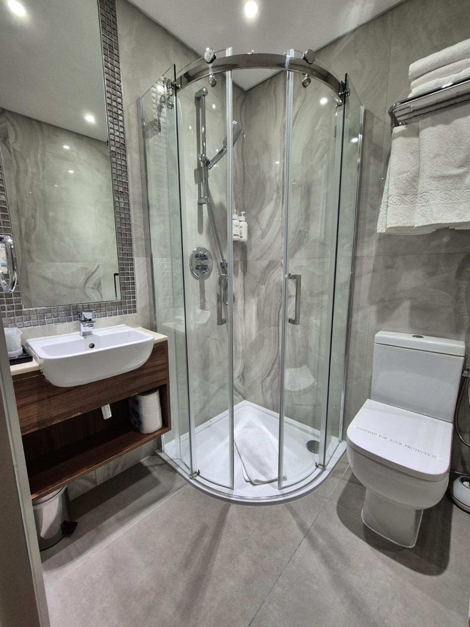London Court Hotel Bagian luar foto