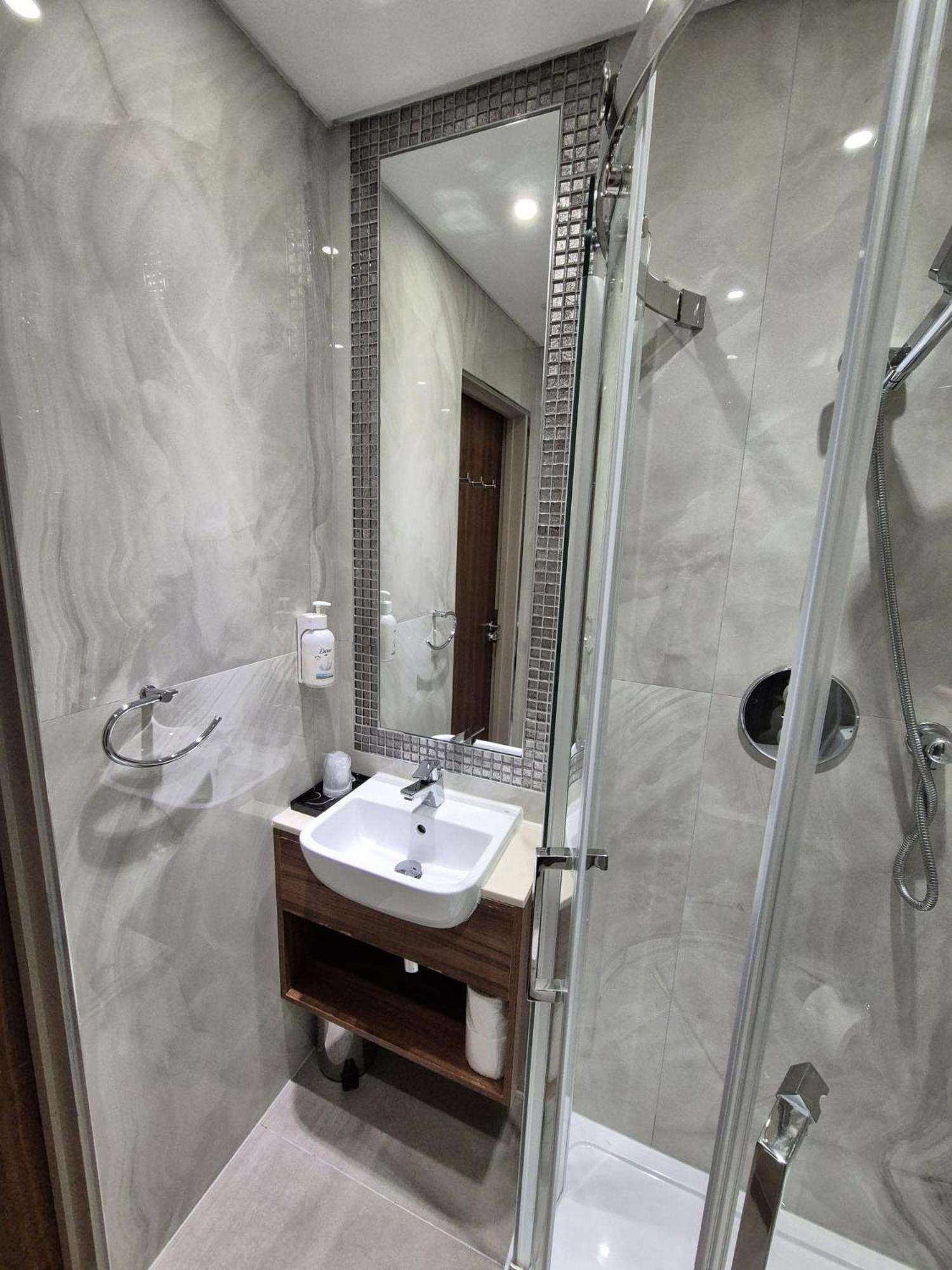 London Court Hotel Bagian luar foto